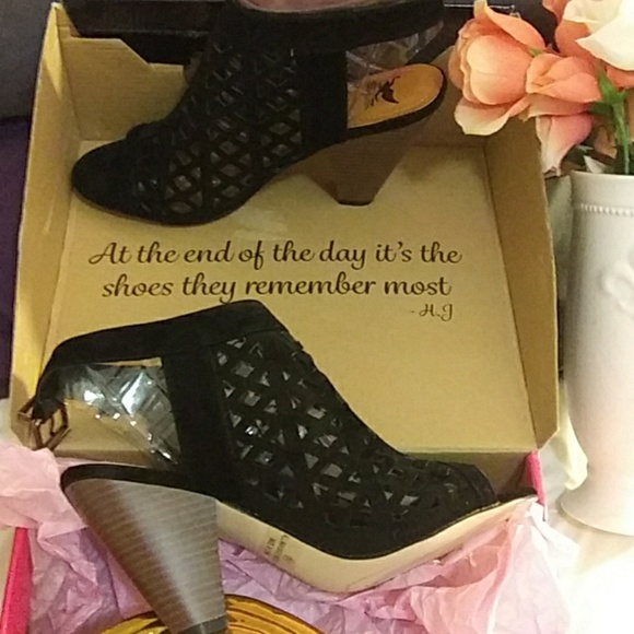 Shiekh Focus On Black Velvet Sandals - Picture 2 of 7